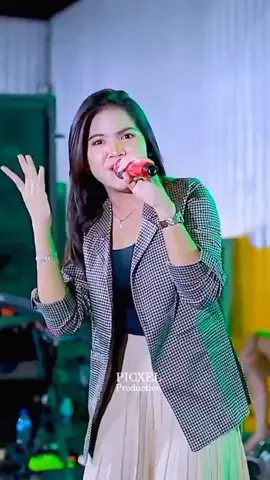 aku bergetar disentuh dia..@Dindateratu #putriiklan #dindateratu #lalunamusicentertaiment #fyp #madofficialreal #xyzbca #pixcelproduction 