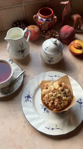 Peach crumble muffins 🧡 Written recipe and measurements are on the link on my profile!  #peach #crumble #muffins #Recipe #baking #dessert #breakfast #brunch #Summer 