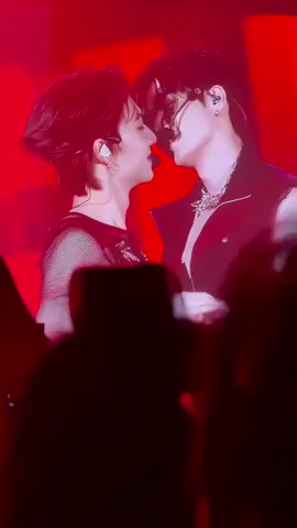 Kiss,kiss thật hả 😆😆😆😆 Ai chơi lại anh Zee 😭😭 #zeenunew #nunew #NuNew1stConcertDay2 