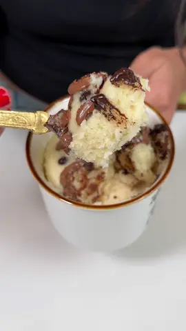 Mikrodalgada 1 dk kek 🤍English ⬇️ Malzemeler  2 yemek kaşığı şeker  4 yemek kaşığı un  Yarım çay kaşığı kabartma tozu  Yarım çay kaşığı vanilya  2 yemek kaşığı yağ  4 yemek kaşığı süt  1 çimdik tuz  *bütün malzemeleri güzelce karıştırıp parça çikolata ekledim. Mikrodalgada en yüksek ayarda 1 dk da hazır 🫶 English⬇️ Ingredients  2 tablespoons sugar  4 tablespoons flour  Half a teaspoon of baking powder  Half a teaspoon of vanilla  2 tablespoons of oil  4 tablespoons of milk  1 pinch of salt  *I mixed all the ingredients well and added chocolate chips. Ready in 1 minute on the highest setting in the microwave 🫶 #cake #microwave #busezeynep 