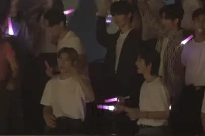 สนุกสุดก็คงจะเป็นน้องก้อง ใครปล่อยก้องกับตี๊ตี๊ไว้ใกล้กัน ที่ตกใจสุดคือพี่พระเอกเราเต้นยายแล่ม หนูเป็นดาราคะลูก cr.KongjiroTH #kongjiro #tthomastc #twnpich #NuNew1stConcertDay2