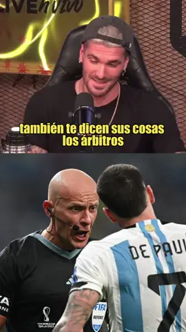 Interesante reflexión de Rodrigo De Paul sobre la relación con los árbitros dentro del campo y la gestión en el cara a cara para evitar ser amonestado u otras situaciones Más allá del tono desenfadado del programa al que pertenece el clip (Nadie Dice Nada), creo que hay dos cosas claras:  1) Existen 2 tipos de árbitros: los que dejan hablar e incluso responden (siempre respetando los límites y sabiendo en qué momento se puede hacer) y los que son más autoritarios y no dejan pasar un comentario  ¿Con cual te quedas tú? 2) Por otro lado, está claro que nadie se compra la camiseta del árbitro. Los protagonistas sois vosotros, los jugadores. Pero sin árbitros no habría fútbol. Mejor llevarnos bien 🤣🫱🏽‍🫲🏾