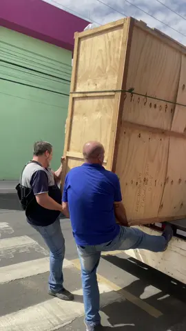 Mais uma etapa concluida: nossa geladeira tripla chegou!!! 😍 que tal ficou bom?? #empreender #empreendedora #wepudim #pudins #pudim #doceria #empreendedorismo #empreendedorismofeminino 