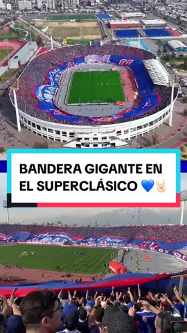 Toma aérea y toma desde las gradas de la bandera gigante de Universidad de Chile 🔵🔴🤘🏻 #udechile #superclasico #chile #losdeabajo #futbol 