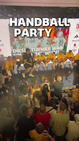 🔥 Wir feiern 🥈 bei #Olympia mit unseren Handball-Boys und @Andre Schnura 🎷🔥 #TeamD #TeamDeutschland #Olympia #Olympics #Paris2024 #andreschnura #party #sports