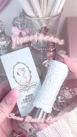Flowerknows Swan Ballet Lipstick in shade B06 Blue Ribbon 🦢𐙚⋆.˚ Use my code LINHY101 for a discouny on your next Flowerknows order! 🤭  @FlowerKnows 花知曉 @Flower Knows Makeup 𐙚⋆.˚🦢  #flowerknows #flowerknowsgirl #flowerknowsmakeup #flowerknowsswanballet #flowerknows花知晓 #kbeauty#cbeauty #itgirl #itgirlaesthetic #wonyoung #wonyoungism #fyp #viral #xyzbca #trending #makeup #aesthetic #coquette #coquetteaesthetic #flowerknowscode 