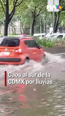 Inundaciones paralizaron la capital del país   La tarde del domingo 11 de agosto se registraron intensas lluvias en la Ciudad de México, lo que ocasionó afectaciones en varias zonas, principalmente en el sur.   En Periférico a la Altura de Viaducto Tlalpan el nivel del agua superó el metro de altura, lo que generó caos.   El Tren Ligero suspendió el servicio ante las inundaciones.   Además se activó alerta roja en la alcaldía Coyoacán y naranja en otras 11. #AztecaNoticias #TikTokInforma #TikTokMeHizoVer #lluvias #inundaciones #tlalpan