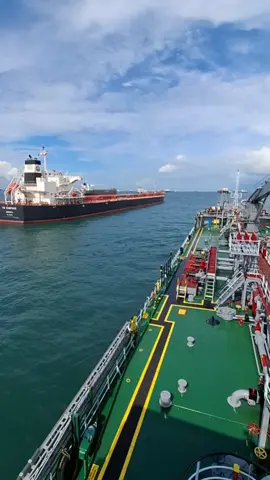 Belum lagi sandar...kapal baru emang beda.. Kapal sebelah : Please approach my vessel slowly do not scratch my ship 🤣 #reels #edukasi #motivasi #pelaut #crew #kadet #abk #perwiramuda #mastermariner #nakhoda #bunkerbargesingapore #tanker #bulkcarrier #olahgerak  #safenavigation #safemaneuvering #bolaangmongondow #ternate #makassar #batam #Indonesia