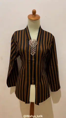 Kebaya Lurik Wanita Khas Jawa Pakaian Tradisional Kain Tenun • Bahan Kain tenun tebal dan halus khas Solo Jogja • Memiliki corak klasik tradisional • Kualitas produk standar terbaik • Cocok untuk acara adat, pernikahan, foto pre-wedding. . . . #wahyulurik #lurik #tenun #ATBM #motif #luriktenun #kain #kainlurik #sukoharjo #weru #jawatengah #fyp #luriknusantara #luriktradisional #fypage #lurikalusan #indonesia