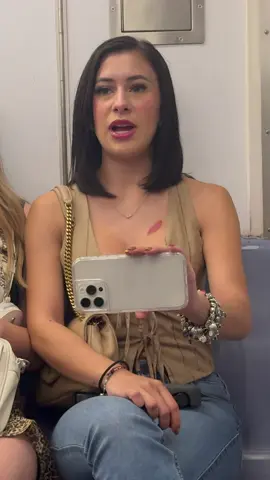 El que se ria primero pierde