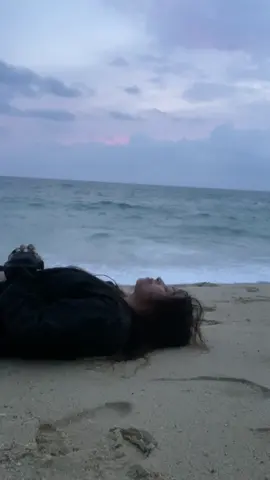 respira, todo pasa…  . . . . . . . . . . #s#selflovesong  ##ocean#girl  #sad