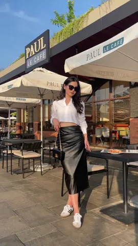 In frame: Sabine Leather Skirt #dayswithfolk #fyp #outfitideas #racuntiktokshop #fashiontiktok #fypindo 