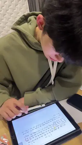 Thấy ảnh ngồi học mà cưng ghê á, ngoan gì đâu luôn #ppnaravit 