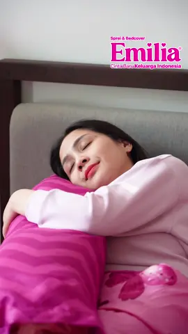 Bahaya kalau kerjanya ditemenin sama Emilia, bisa tiba tiba ngantuk dan puless lagi tidurnya 😂 fix sii buat kalian yang mau tidurnya nyenyak dan berkualitas, kasurnya wajib pake sprei dan bedcover dari @Emilia Sprei Official👍 Sudah punya berapa di rumah? Yuk tambahin lagi koleksinya, pilihan warna dan motifnya beragam, bisa Gonta ganti setiap pekan 😍 @emiliasprei.official tersedia di seluruh marketplace kesayangan kamu, Order sekarang! #EmiliaSpreiBedcover