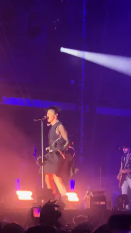 Yungblud & his microphone stand dance is all u need😉 #yungblud #bludfest #dom #festival #fyp #viralvideo #slay @yungblud 