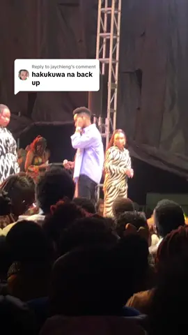 Replying to @jaychieng  He had like 5 you can see them behind him  #israelmbonyi #gospel #worship #concert #israelmbonyiperforms #foryou #fyp #foryoupage #foryou 