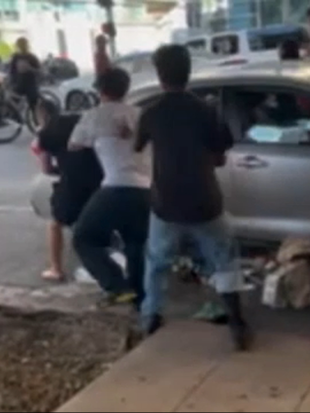 A mob of teens on bicycles brutally attacked and robbed a man in his car in downtown Los Angeles. #news #fyp #losangeles