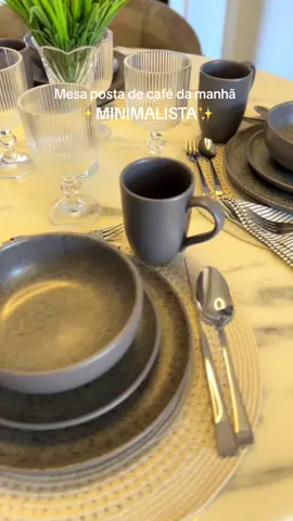 ✨ Menos é mais! Descubra a elegância de uma mesa posta minimalista com a coleção Gray da Oxford. 🍽 Com design clean e sofisticado, esse jogo de jantar transforma qualquer refeição em uma experiência especial. A combinação do tom cinza com as linhas simples traz um toque moderno e elegante para sua mesa. Dica: Aposte em talheres e acessórios neutros para completar o look minimalista e criar uma mesa que encanta pela simplicidade. 🌿 #MesaPosta #Minimalismo #ColeçãoGray #Oxford #Decoração #MundoZa #ElegânciaSimples