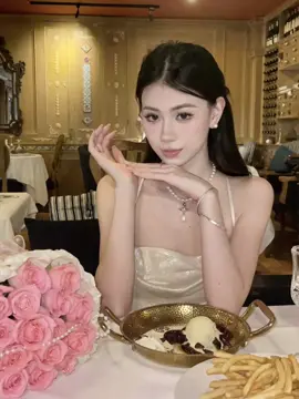 Hướng dẫn tạo dáng chụp ảnh phong cách tiểu thư 🎀💐✨ Ní nào đi ăn nhà hàng hong biết chụp kiểu gì cho đẹp thì lưu lại liền nhaaa ✨ #CapCut #posedang #posedangchupanh #cachchupanh #taodangchuphinh #cachtaodang #chupanhdep #pose #styletipsforwomen #fyp  