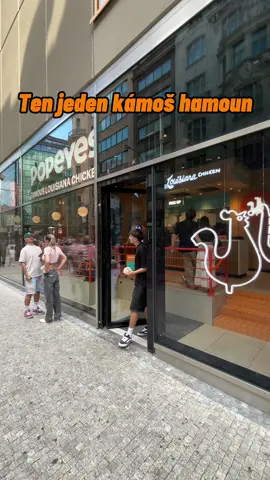 Supreme Chicken Sandwich - limitka, která ti nesmí uniknout. 🧡 Kombinace dvou klasik: Supreme Fries a Chicken Sandwich. 🍗 Sandwich je dostupný pouze v aplikaci Popeyes. #fyp #foryoupage #spoluprace #food 