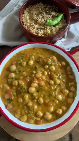 Grão-de-bico ao Molho de Leite de Coco com Farofa de Cebola Tostada. Ingredientes: 1 xícara de grão-de-bico cozido 3 pimentas de cheiro picadas 1 cebola media picada 2 tomates picados 1/2 pimentão picado  4 dentes de algo picados 1 colher de sobremesa de páprica defumada  200ml de leite de coco  Coentro a gosto Sal a gosto Para a farofa: 2 cebolas em tiras(cortadas em meia lua) Óleo vegetal ou manteiga vegetal 1 pitada de páprica defumada para dar cor e um levw sabor defumado  Farinha de mandioca, aproximadamente 1 xícara(podenso variar para um pouco mais, dependenso da umidade). Preparo no vídeo. #graodebico #pimentadecheiro #farofadecebola #receitasveganas #receitassaudaveis #leitedecoco #alimentacaosaudavel #veganos #vegetarianos #vegetais #comidaregional