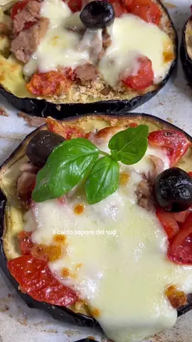 Pizzette di melanzana al forno con pomodorini e tonno, leggere e gustosissime. Avete mai pensato di utilizzare le fette di melanzana per fare delle pizzette sfiziose? Io sì, soprattutto quando ne trovo di grandi e sode come questa e poi ho così voglia d’estate che non penso ad altro che alle ricette estive!  Ingredienti: 1 melanzana (grande e larga) q.b. olio extravergine d’oliva q.b. sale q.b. origano 150 g tonno sott’olio (sgocciolato) q.b. olive nere q.b. formaggio (a pasta filata o mozzarella per pizza) 15 pomodorini q.b. pangrattato Sciacquate la melanzana, privatela del picciolo e affettatela in modo da ottenere dei dischi spessi 1cm. Disponetele su una teglia ricoperta di carta forno e date una spolverata di sale e un po’ d’olio. Cuocete in forno ventilato a 200°C sotto al grill per 15-20 minuti, rigirandole a metà cottura. Sciacquate i pomodorini e tagliateli, raccoglieteli in una ciotola e aggiungete sale, olio e origano. Sfornate le melanzane, Cospargete ogni fetta di melanzana con pangrattato, assorbirà l’umidità, distribuitevi i pomodorini a pezzetti, il tonno sgocciolato, qualche oliva e il formaggio tagliato a pezzettini. Ripassate in forno per 10 minuti e fuso il formaggio saranno pronte per essere gustate. #ilcaldosaporedelsud #cosebuone #italianfood #italianpizza #italianfoodbloggers #siciliacabaret😂😂😂😂 #cataniabedda 