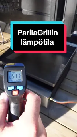Meiltä kysytään usein kuinka kuumaksi Blackstonen ParilaGrillit lämpeää. Optimaalisissa olosuhteissa voidaan saavuttaa jopa 340C asteen lämpö mutta näin korkeaa lämpötilaa harvemmin tarvii. Aiheesta laajemmin verkkosivuillamme! Voit tottakai laittaa myös kysymystä tulemaan kommenttikenttään.🔥#blackstone #parilagrilli #blackstonegriddle #fyp #foryoupage #foryou #Ruoanlaitto #Resepti #grillaus #Recipe #cooking #reseptiktok #lämpötila 