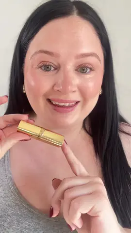 One of the most popular L’Oréal shades!  I absolutely see why this is so popular it’s so beautiful 😍😍 L’Oréal Paris Colour Riche Original Satin Lipstick in Blushing Berry @L’Oréal Paris  . . #lorealmakeup #loreallipstick #affordablemakeup #affordablebeauty #berrylip Toronto Beauty Blogger * L’Oréal Lipstick * Viral Makeup * Berry Lipstick * Drugstore Makeup *