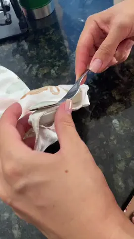 Gente esse vídeo estava aqui no meu celular para mostrar como tirar o lacre da roupa.  Essa roupinha eu comprei, passei pela por porta e não apitou.  Só percebi que tinha lacre quando fui lavar 😵‍💫 . *Tenho nota de pagamento* . Uma seguidora me ensinou como tirar.  Funciona, só cuidado com quem estiver na sua frente para não deixar a pessoa com roxo nos olhos 🤣