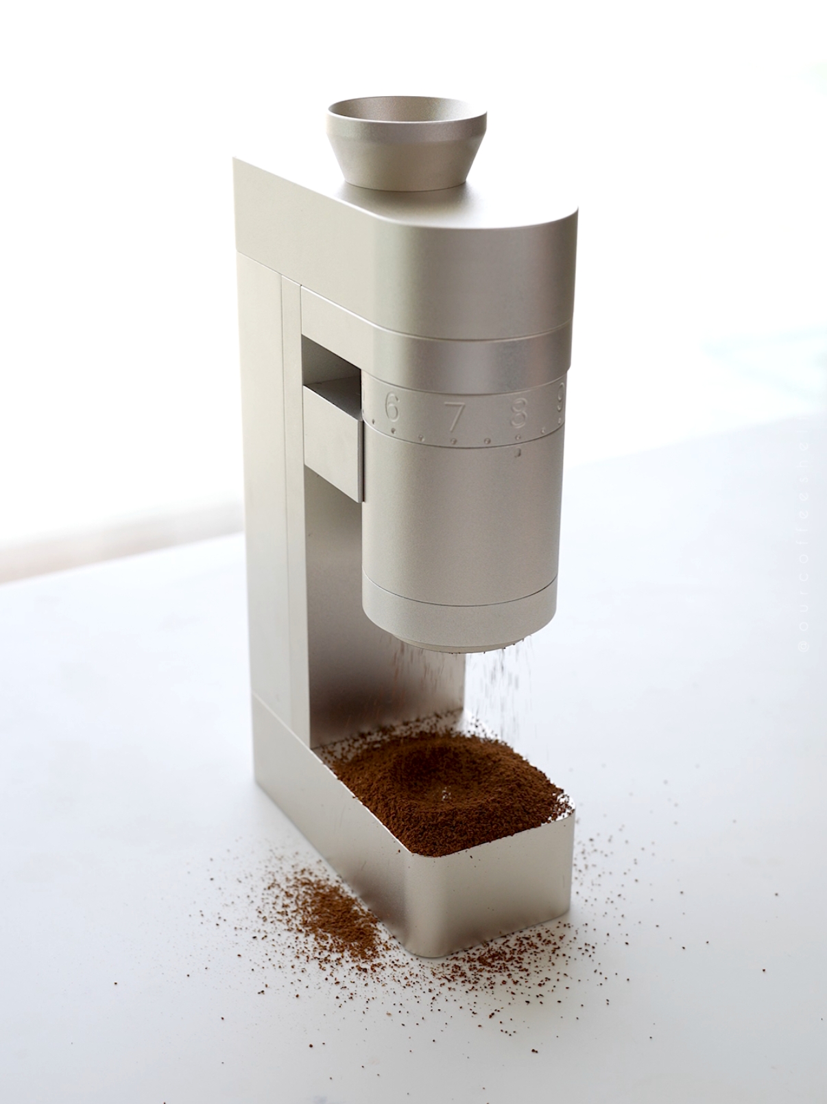 A4Z Battery Grinder! . The beloved burrs of 1Zpresso ZP6 in an electric grinders 💯 . Smallest and most practical Battery operated grinder for filter coffee 👌 . Feel free to check it at @femobook_grinder and benefit from our Discount Code 👉 OCS5% . For a detailed review of the grinder itself, you could watch our review of the A5 on our YouTube Channel, OurCoffeeShelter  . Hope you are having a wonderful day! . . . . . . #Femobook #1zpresso #ZP6 #Coffeegrinder #Battery #rechargeablebattery #asmr #ASMR #ourcoffeeshelter #videography #videocreator #photography #sony #sonyalpha 