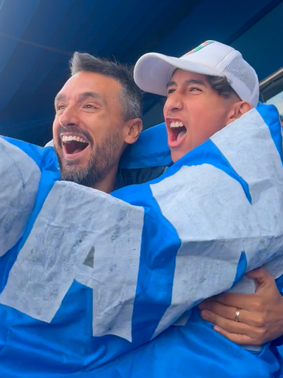 🎶 De chiquito me enamore, me enamore de la V azulada. A todas partes siempre voy con vos, con esta banda descontrolada 💙🤍  Les quiero compartir cómo fue mi día de cancha con Santino ⚽, en esos momentos de la vida me siento pleno, feliz y agradezco a Dios por haberme cruzado con Santi en una provincia de nuestro hermoso país.  ¿Quién iba a pensarlo? @velez @Velezrrpp  Si quieren ver cómo comenzó esta historia de pasión y sueños pueden encontrar los videos anteriores en mi perfil, pero aún hay una sorpresa más para compartirles.   ¿Quieren verlo? Comentá para parte IIII.