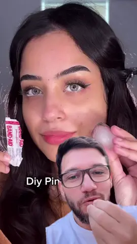 😳 Com quantos anos vc descobriu que era so fazer assim😱 para disfarçar aquele espinha no seu rosto inesperada? Super dica - 1 pedra de gelo 🧊, pitada de sal 🧂, 1 bandaid 🩹 . Deixe por algumas horas e vc vai se surpreender com o resultado.  Você também sofre com espinhas do nada no seu rosto? Manter um hábito diário de lavar o rosto ao longo do dia contribui muito para um resultado ainda melhor 🤩 Curtiu essa dica ? Faz com fe (segue) @fazcomfe 🩵 Salva e Compartilha  . . . . 💳 crédito @bronzedandbouje follow 🔝 tks #dicas #espinha #cuidadoscomapele #cuidadoscomapeledorosto #gelo #şal #bandaid #beleza #belezafeminina #beauty #peleperfeita #dicasdebeleza #viral #brasil #sp #saopaulo #limpezafacial #tratamentofacial #espinhasnuncamais #surpreender #produtosparaorosto