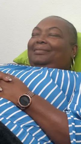 Her face says it all 🖐🏾#mhmobilespa #massage #footmassage #smiling 