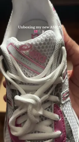 First time getting a pair and these are cute asl! Cant wait to style these!  #unboxing #asics #sneakerhead #kicks 