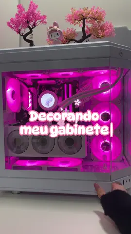 Decorando meu gabinete 🌸 Essa semana resolvi decorar meu novo gabinete e para isso adicionei essas grades de fans modelo sakura e claro que não podia faltar a my melody dentro do pc, fiquei bem satisfeita com o resultado! 💖 ✩*⋆☾⋆｡°✩ setup rosa • kawaii setup • setup gamer • pink setup  ♡♡♡ #setupgamer #setuprosa #pinksetup #pcgamer #sanrio