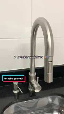 Toneira lindissima gourmet com misturador e monocomando. Em aço inox em prata escovado, modelo iriri da @Pingoo Casa  Ela tem duas opções de jato: arejado ou ducha.  Também tem a opção de temperatura para utilizar a água quente ou fria (ainda não adaptamos para sair água quente). Ela possui um giro 360 graus que permite mobilidade dentro da cuba. Escolhemos esse modelo por ser mais slim e moderno. Simplesmente foi nossa melhor escolha em custo e beneficio! #casa #mobiliando #torneiragoumert #torneiramonocomando #cozinha #pingoocasa 