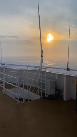 Sunset in a sea of ice? I got ya!🙌🏻  #seaman #seamantiktok #expedition #expeditionship  @Seafarer Life at Sea PH 