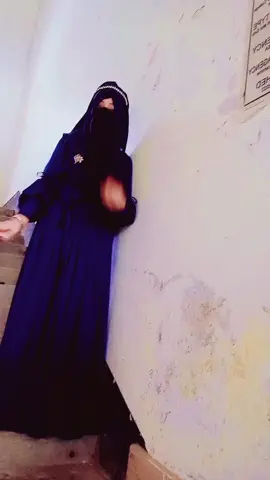 বোরকা পড়া একটি মেয়ে মেসেজ পাঠাইছে