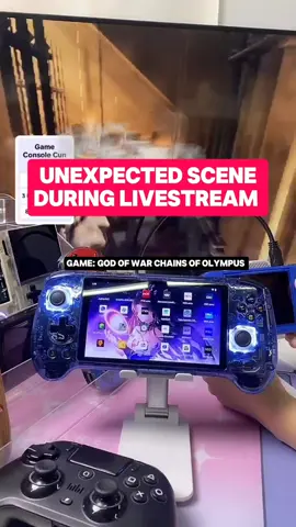 Main game GOW kat screen monitor guna RG40XXH sambung HDMI, kat tengah transparent biru ialah RG556. Dua device pun boleh sambung TV 📺atau screen monitor. Paparan dia pun cantik👍