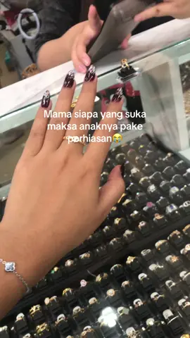 Kenapa mak” suka maksa anak gadisnya pake emas ya