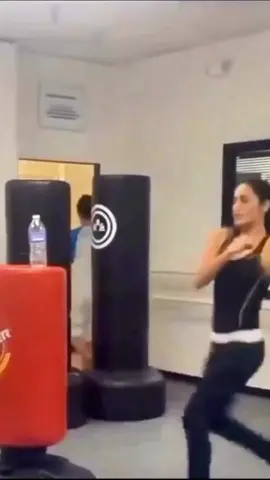 Buruan deh checkout gais daripada dilempar botol mulu nih😌 #waterbottlekickchallenge #kickchallenge  #waterbottlekick #kickbottlechallenge #meme #funnyvideo #challenge #fyp #obfit #diskon