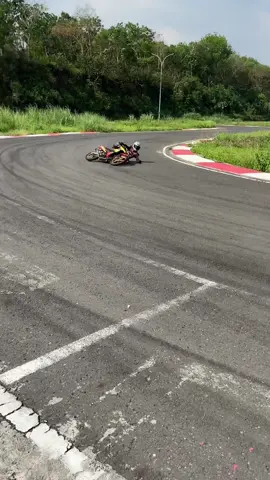 Ya namanya hidup, kadang rebah kadang rebahan 😂😂😂 #roadrace #roadraceindonesia #mxking150 #mxking #5tp #5tpmenolakpunah #5tp_jupiterz 