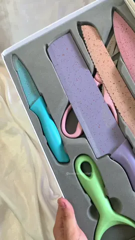 ang tulis ng knife nito mga mi! bukod sa maganda ang colors niya eh high quality talaga ang material 😫💯 #knifeset #6pcsknifeset #6pcsknifesetcolorpastel #aesthetic #kitchenknives #fyp #foryoupage 