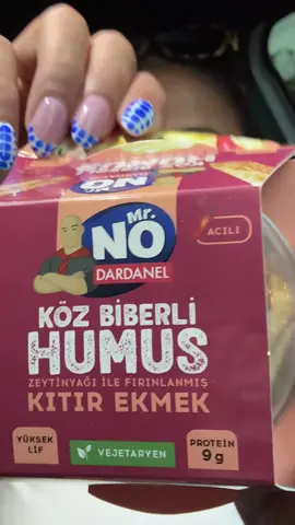 Herkese merhabaaaa 🤗 Yolculukta acıktığım için hızlıca bir şeyler yemek isterken Mr. NO Humus’a denk geldimm. 🥳 Pratik, sağlıklı ve vejeteryan bir ürün! Ayrıca yüksek lif oranına sahip ve 9 gr protein içeriyor. Mr. NO Humus’u +4 dolaplarda bulabilirsin. 🤩  Peki Mr. NO Humus’u sen nerede yemeyi tercih ediyorsun? #MrNOHumusAçBanYe #reklam @Mr. NO 