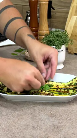 Zucchine grigliate con il segreto Ingredienti per 4 persone 3 zucchine 5-6 cucchiai di olio evo 6-7 foglie di basilico 7-8 foglie di menta 2 cucchiai di aceto balsamico Sale fino q.b. Peperoncino (facoltativo) #zucchine