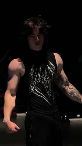 Cut the sleeves of my pump cover and it looks so good 😫 #gym #breathedivinity #goth #alt 