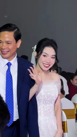 Khoảnh khắc bố dẫn con gái vào lễ đường thật sự tuyệt vời #trang_điểm #beauty #làmdep #makeuptrongveo #viral #viralvideo #changzymakeup #trendingvideo #makeup_cô_dâu 