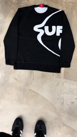 SUÉTER SUFGANG TRICOTE YIN YANG | @sufgang  Modelo disponível em duas cores (branco e preto) em nossa loja física e site. Acesse: 🌎 www.tmlss.com.br Aproveite e use o cupom TMLSS10 e garanta 10%OFF de desconto na sua primeira compra. Cola na TMLSS:  📍 Rua Chico de Paula, 941 - Centro, Mogi Guaçu-SP                           #lojatmlss #tmlssbr #lojatimeless #sufgang #suf #suetersuf 