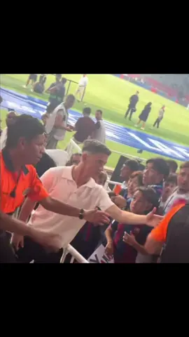 gavi ayer molesto con un aficionado por quitarle la camiseta al niño al que se la habia regalado #gavi #pablogavi #viraltiktok #parati #foryoupage #futbol #barça #fcbarcelona #fypシ゚viral #PABLOGAVI 