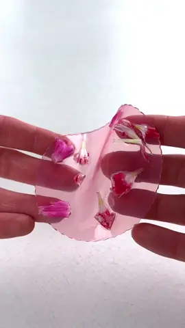 🇬🇧 Pickled red onions veil 🧅🩷 🇮🇹 Velo alle cipolle rosse marinate 🧅🩷 . 🇬🇧This veil is an amazing contrast of sweetness and acidity. You can use it in any savoury dish 🤤  🇮🇹Questo velo è un contrasto pazzesco di dolcezza e acidità. Lo puoi usare in qualsiasi piatto salato 🤤 . 👇🏻Recipe x 8 veils  / Ricetta x 8 veli👇🏻 🇬🇧 • Ingredients: 150 ml water 100 ml vinegar (I've used rice vinegar, you can also use apples or white wine vinegar) 1 red onion, sliced 2.8 gr agar agar 👉🏻 Put the sliced red onion in a bowl with water and vinegar. Cover with cling film and let marinade for 24 hours in the fridge . Once done, you will see that the red onion released all the beautiful pink color and the liquid will have an intense onion flavor. Now strain the pickling liquid and keep the onions for salads or use it ad topping anywhere you like. For 200 ml of liquid, add 2.8 gr of agar agar in a pot, mix well and heat up to 90°C. Put the liquid in a tray, remove bubbles with a blow torch and sprinkle the marigold petals on top. Cool down in the fridge for 30 mins then cut the veil with a cutter. Enjoy🩷 . 🇮🇹 • Ingredienti: 150 ml di acqua 100 ml di aceto (io ho usato l'aceto di riso, tu puoi usare anche aceto di mele o vino bianco) 1 cipolla rossa, affettata 2,8 gr agar agar 👉🏻 Metti la cipolla rosse affetta in una ciotola con acqua e aceto. Copri con pellicola trasparente e lascia marinare per 24 ore in frigo. Una volta fatto, vedrai che la cipolla rossa rilascerà tutto il bel colore rosa e il liquido avrà un intenso sapore di cipolla. Ora filtra il liquido di marinatura e conserva le cipolle per le insalate o usale come condimento dove preferisci. Per 200 ml di liquido, aggiungi 2,8 gr di agar agar in una pentola, mischia bene e scalda a 90°C.  Metti il liquido in un vassoio, rimuovi le bolle con un cannello e cospargi sopra i petali di tagete. Fai raffreddare in frigo per 30 minuti poi taglia il velo con un coppapasta. Enjoy 🩷 . Will you try to make it?  Proverai a rifarlo? #food #onion #perte #neiperte #fypage #Recipe 